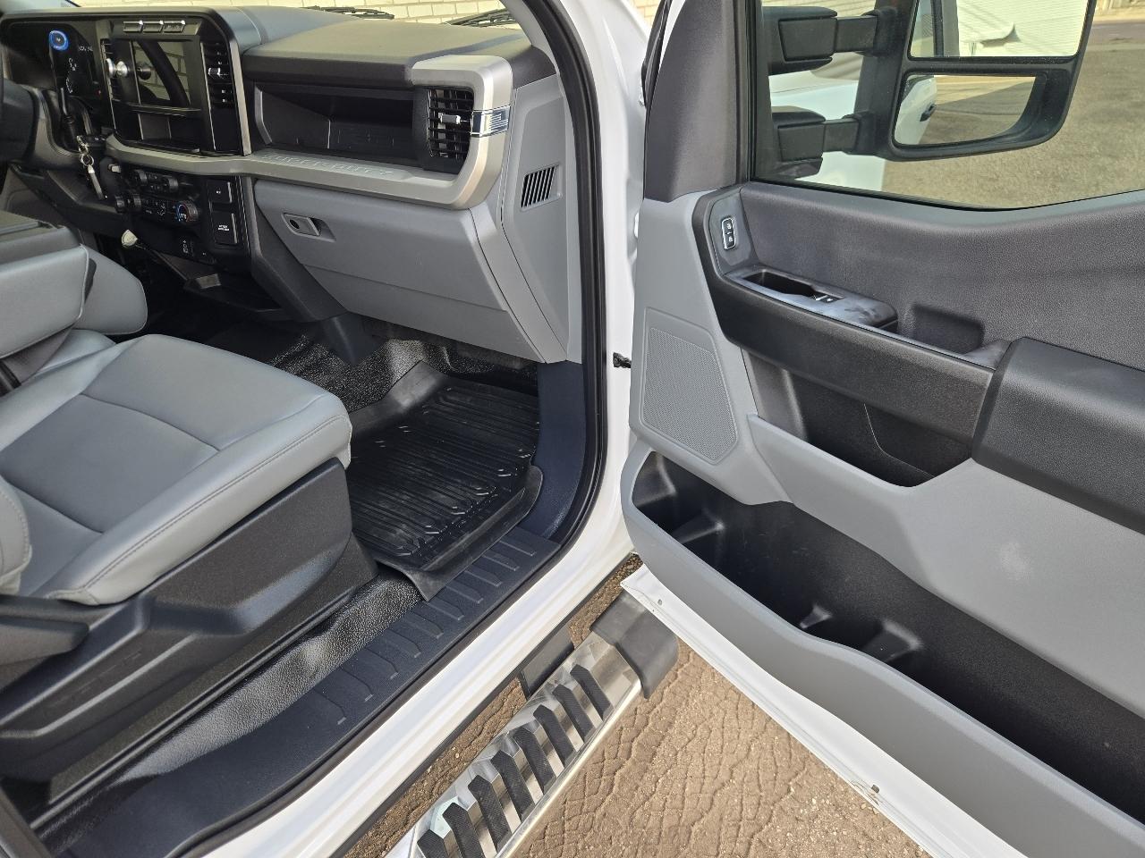 Ford Super Duty F-250 SRW XL 4WD SuperCab 8' Box 2023