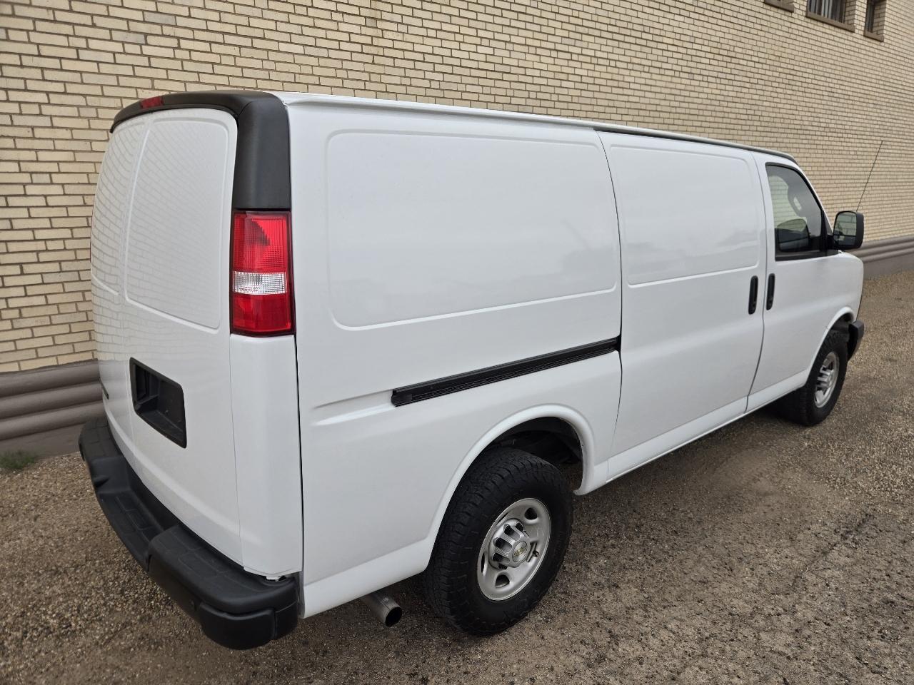 Chevrolet Express Cargo Van RWD 2500 135" 2022
