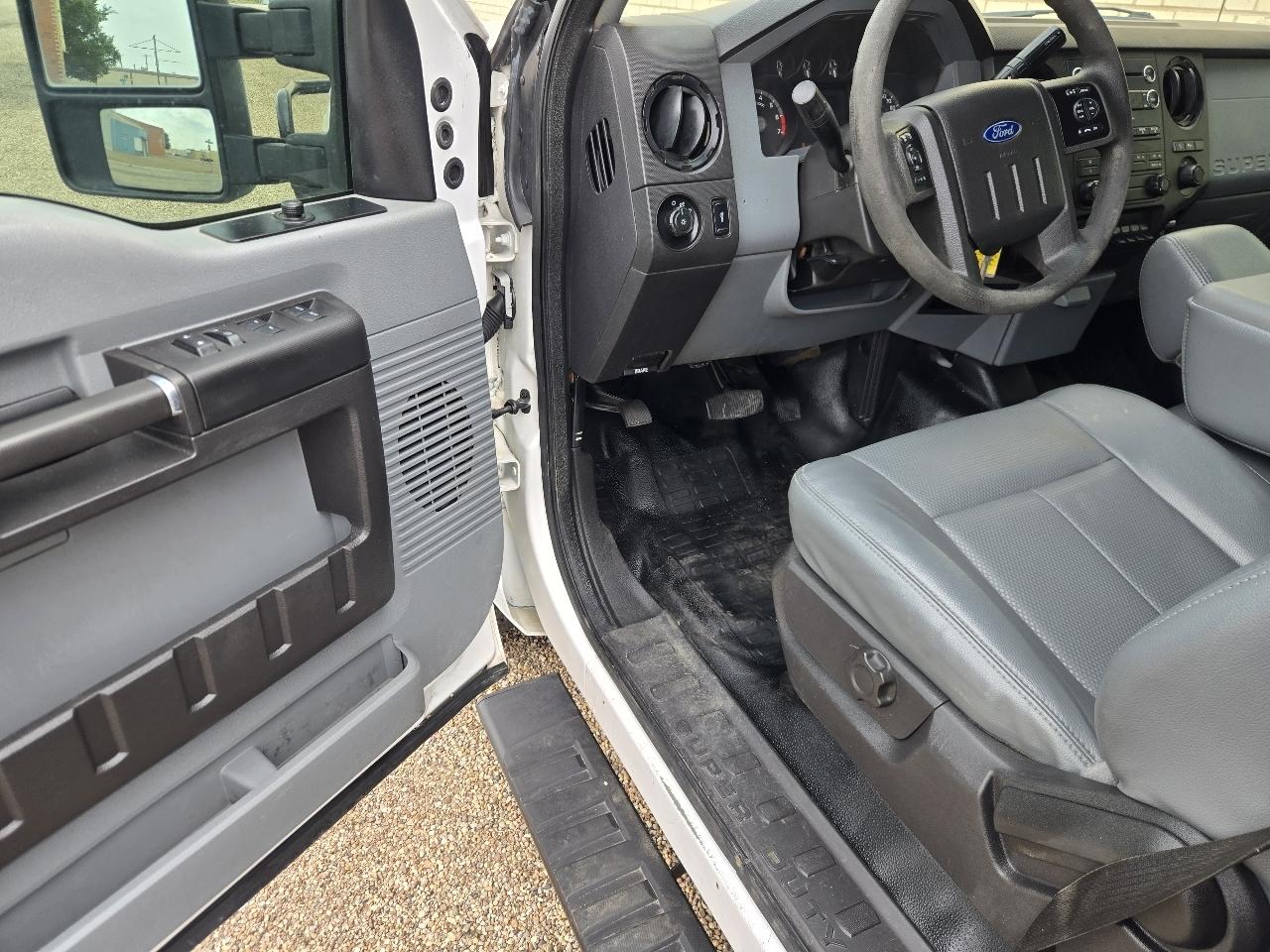 Ford Super Duty F-250 SRW XL 4WD Crew Cab 8' Box 2015