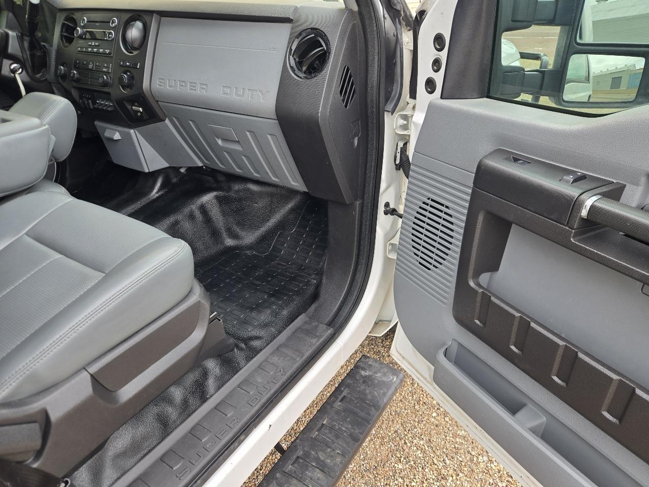 Ford Super Duty F-250 SRW XL 4WD Crew Cab 8' Box 2015