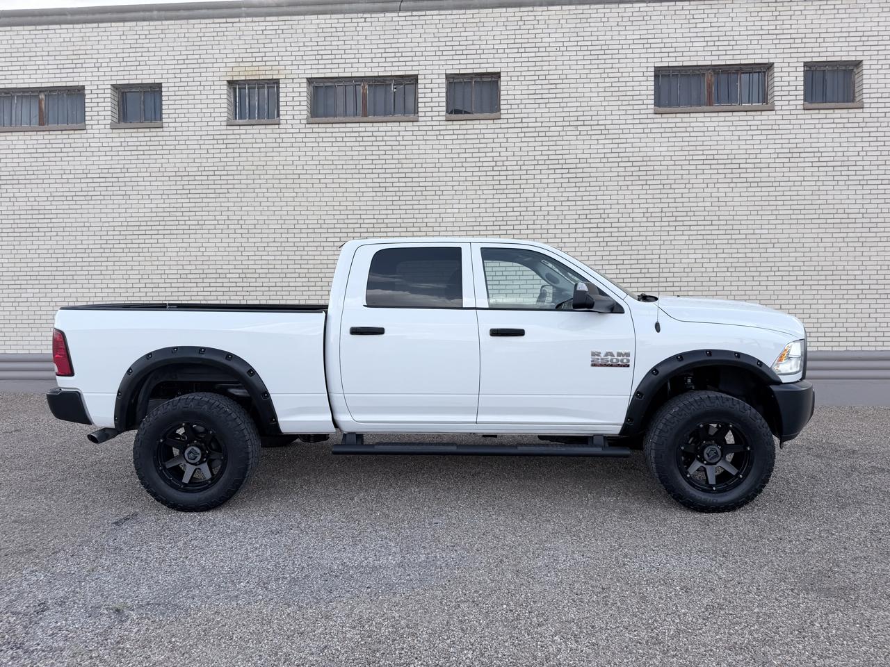 RAM 2500 Tradesman 4x4 Crew Cab 6'4" Box 2017