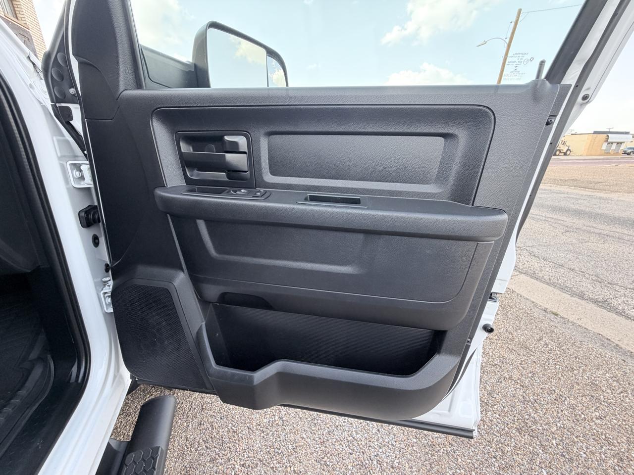 RAM 2500 Tradesman 4x4 Crew Cab 6'4" Box 2017