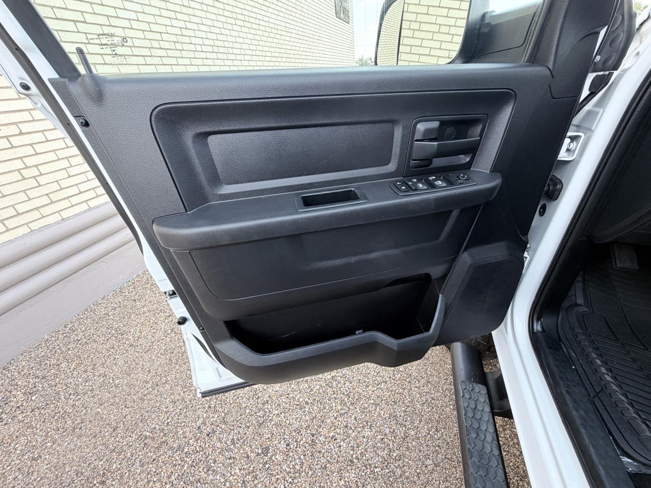 RAM 2500 Tradesman 4x4 Crew Cab 6'4" Box 2017