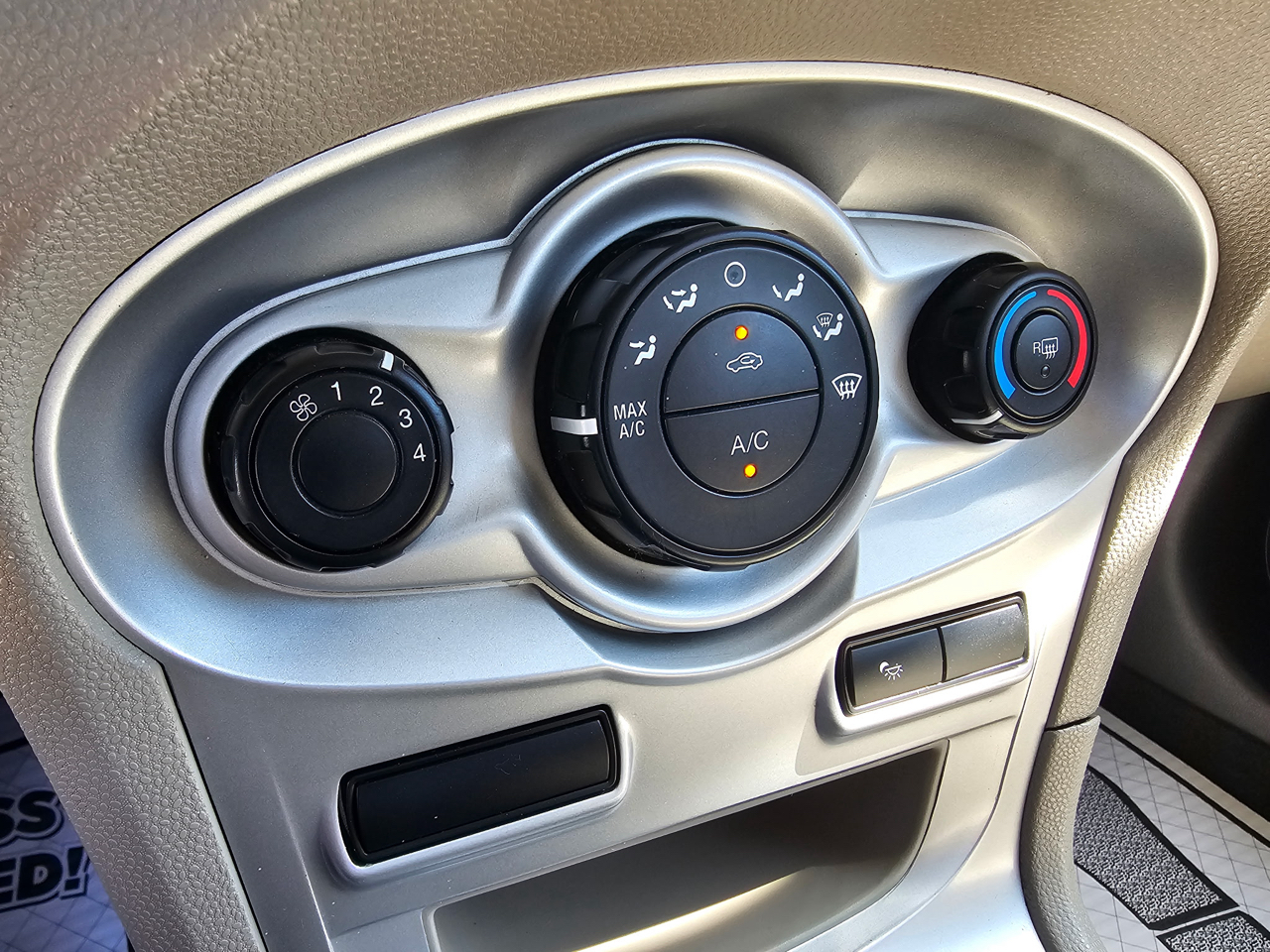 Ford Fiesta SE Sedan 2014 Ford Fiesta SE Sedan 2014