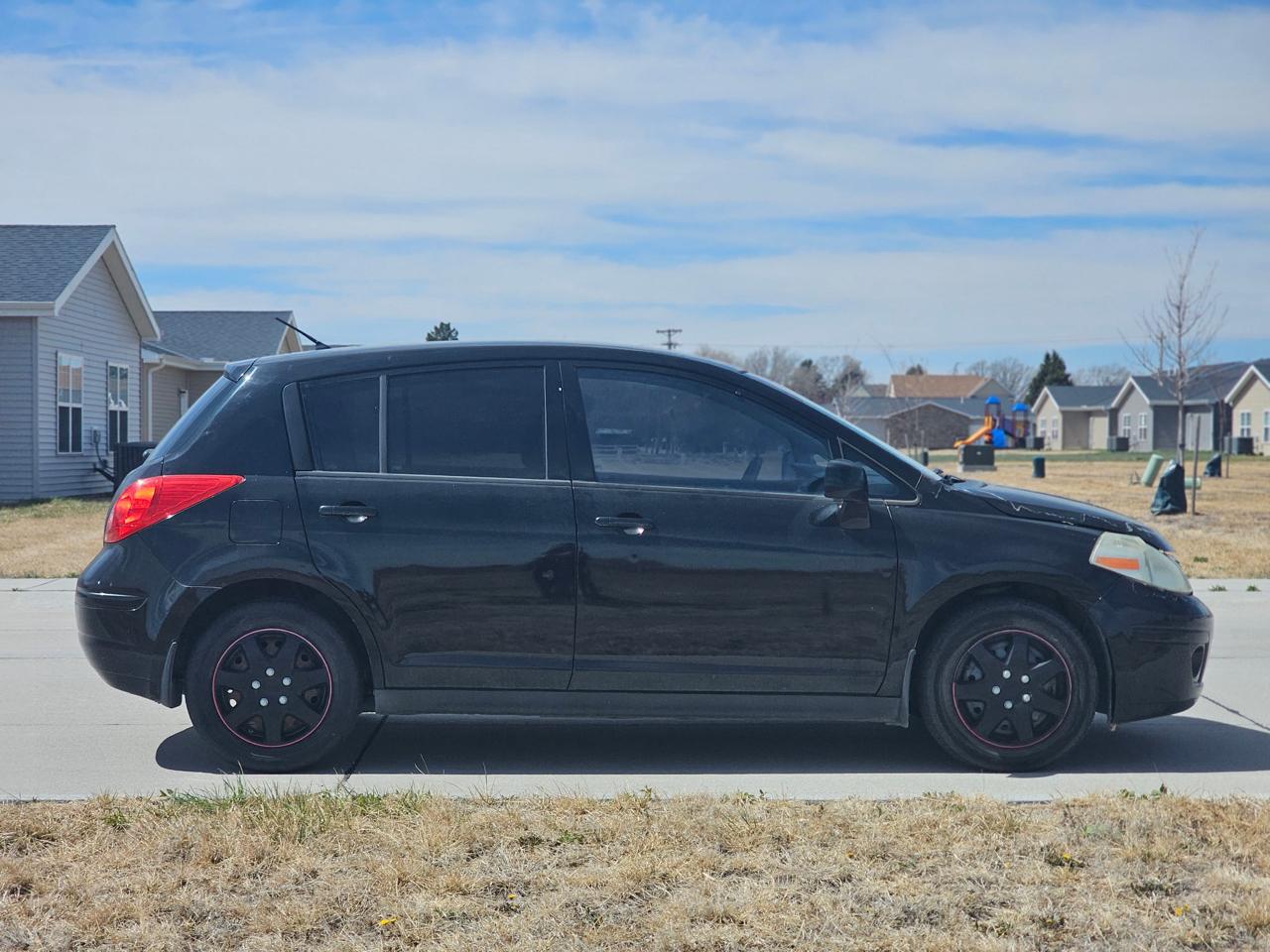 Nissan Versa 1.8 SL Hatchback 2012