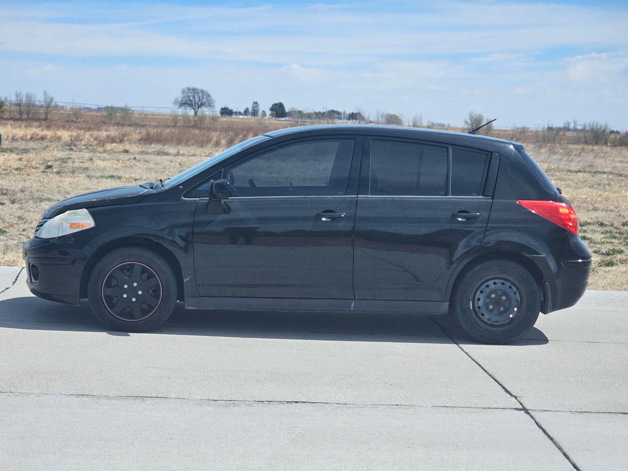 Nissan Versa 1.8 SL Hatchback 2012