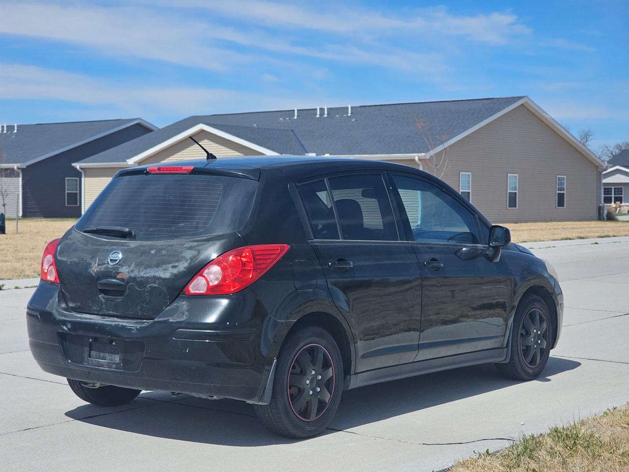 Nissan Versa 1.8 SL Hatchback 2012
