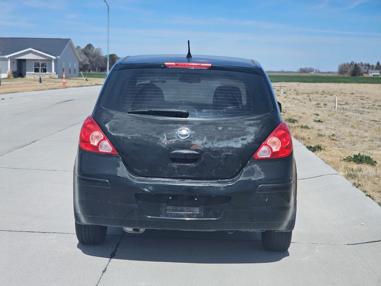 Nissan Versa 1.8 SL Hatchback 2012