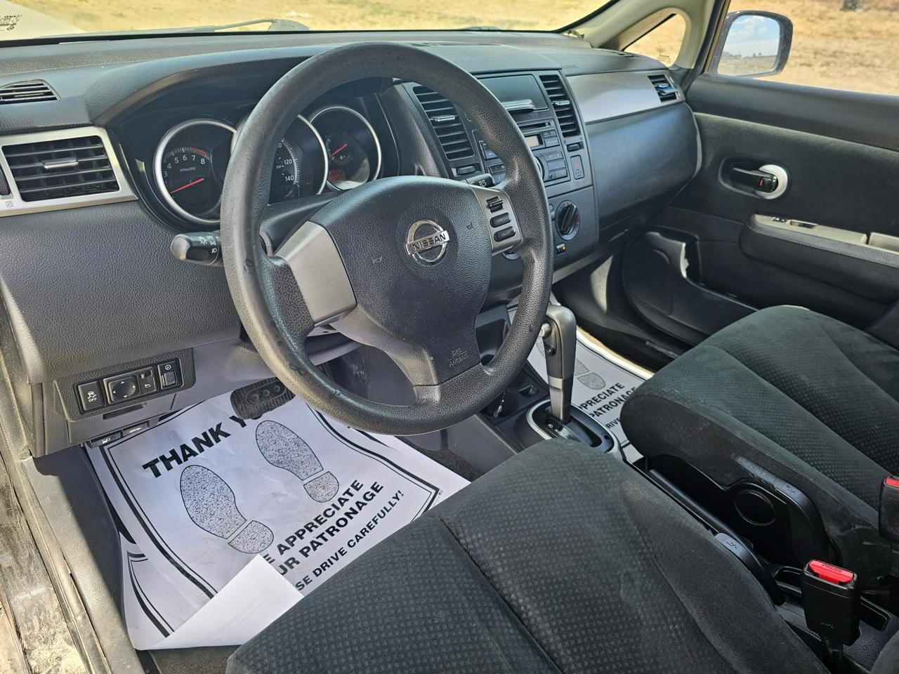 Nissan Versa 1.8 SL Hatchback 2012