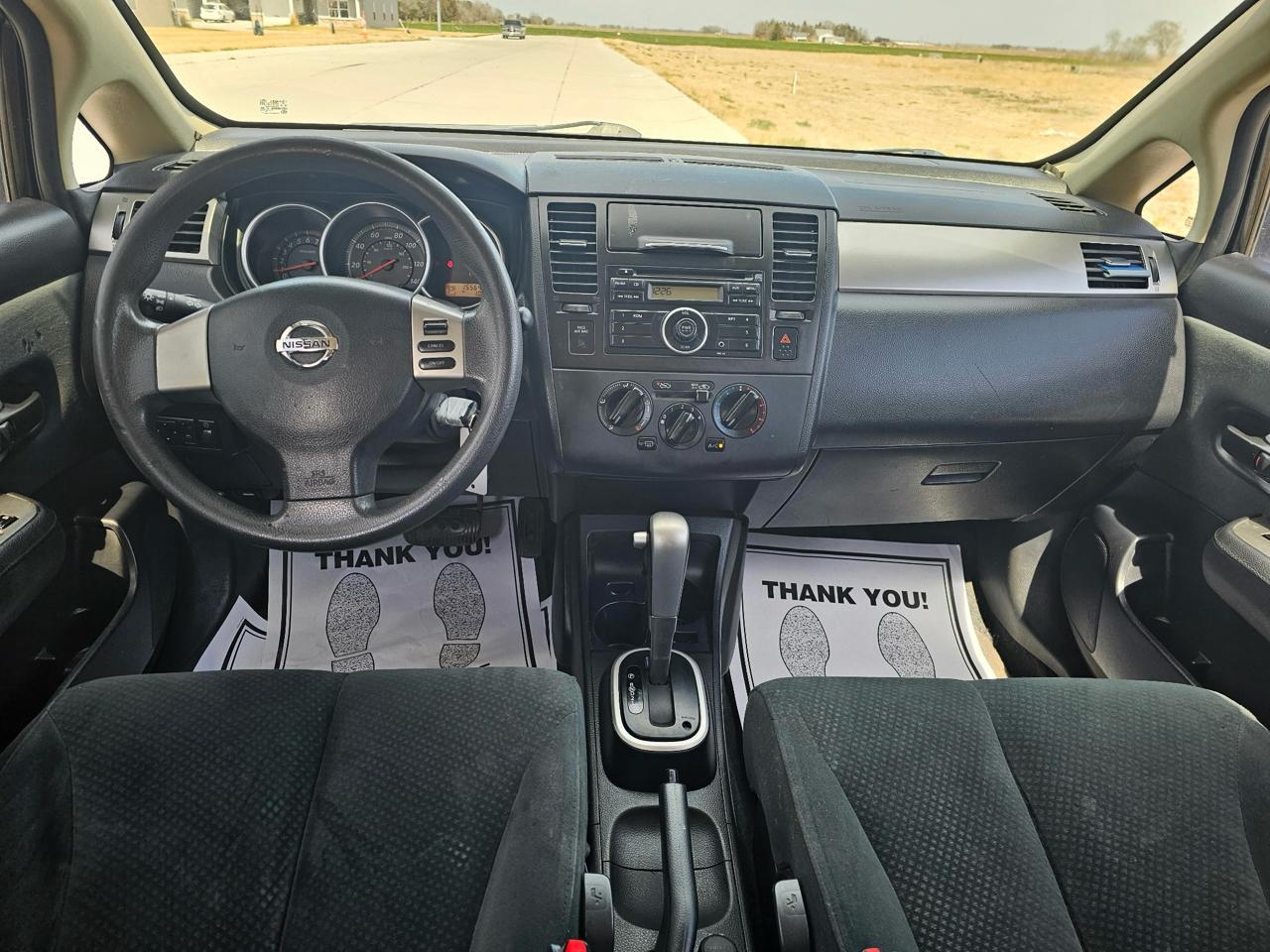 Nissan Versa 1.8 SL Hatchback 2012