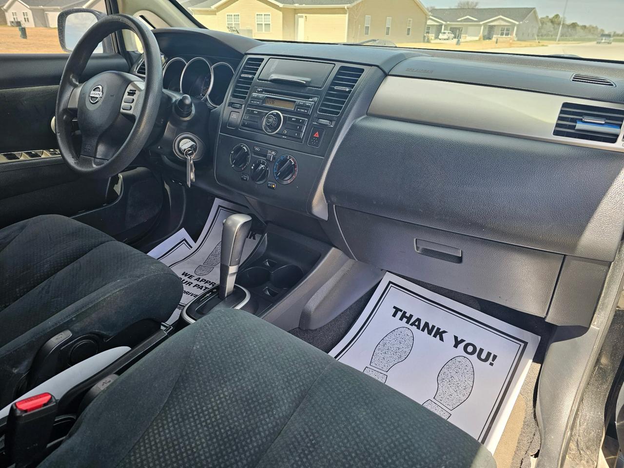 Nissan Versa 1.8 SL Hatchback 2012