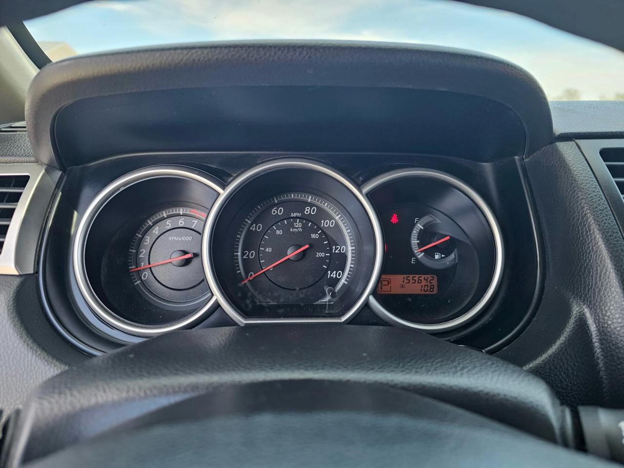 Nissan Versa 1.8 SL Hatchback 2012