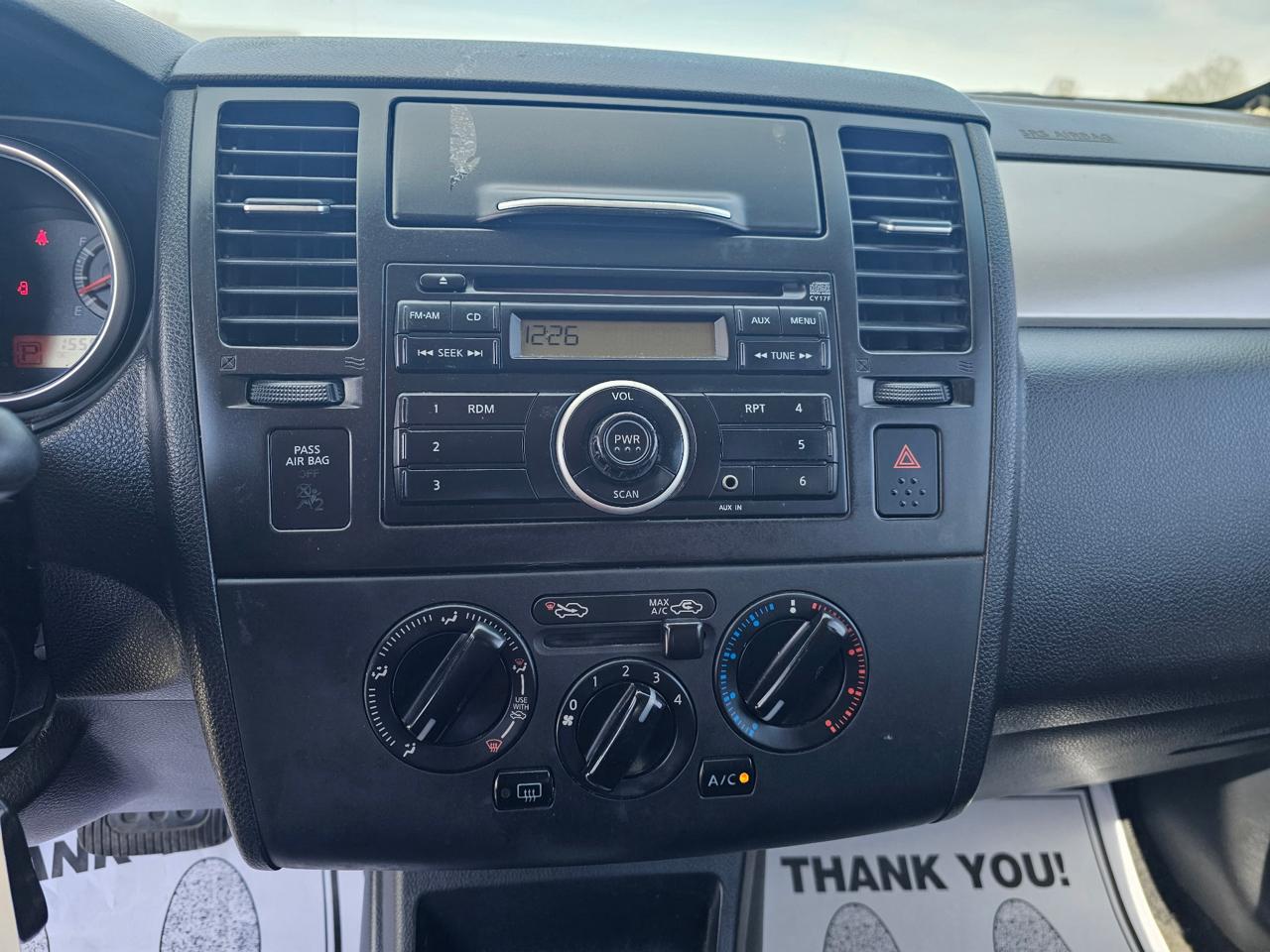 Nissan Versa 1.8 SL Hatchback 2012