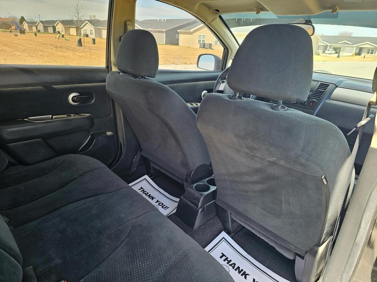 Nissan Versa 1.8 SL Hatchback 2012