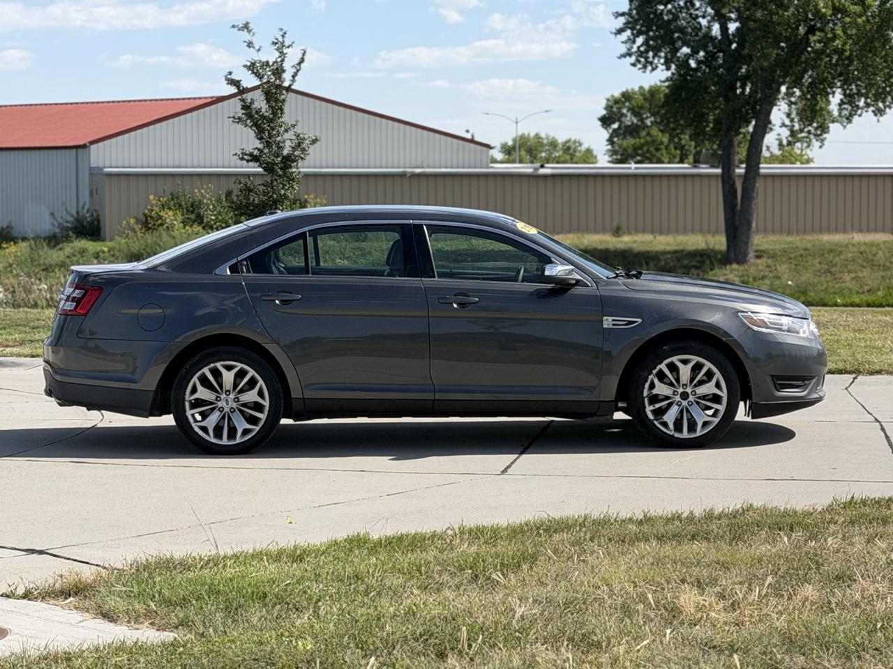 Ford Taurus Limited FWD 2019