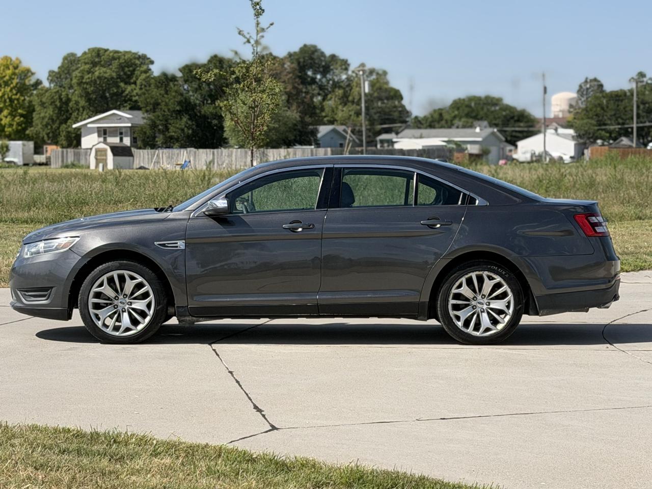 Ford Taurus Limited FWD 2019