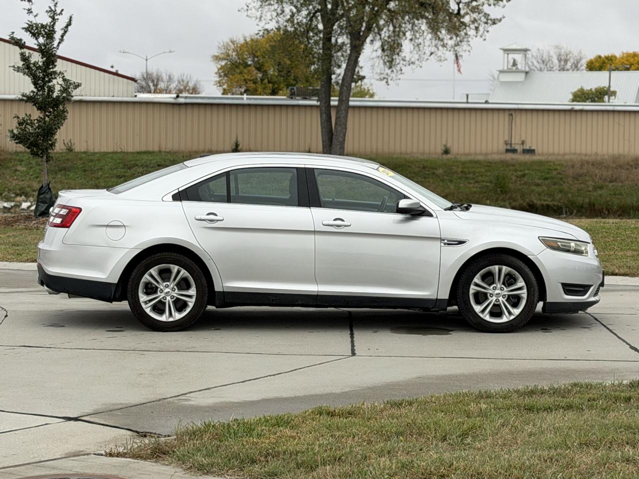 Ford Taurus SEL FWD 2018