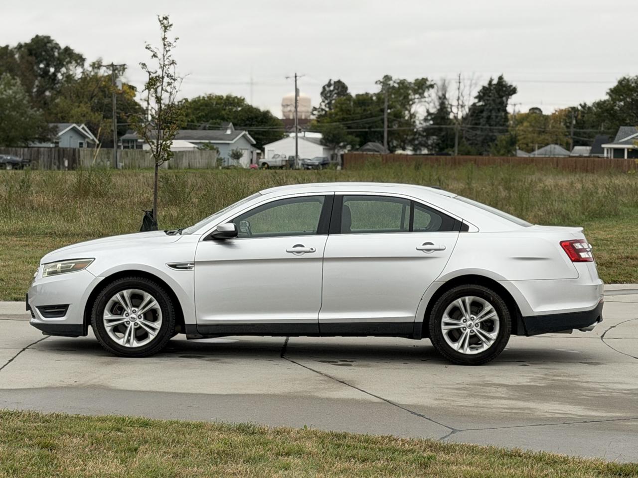 Ford Taurus SEL FWD 2018