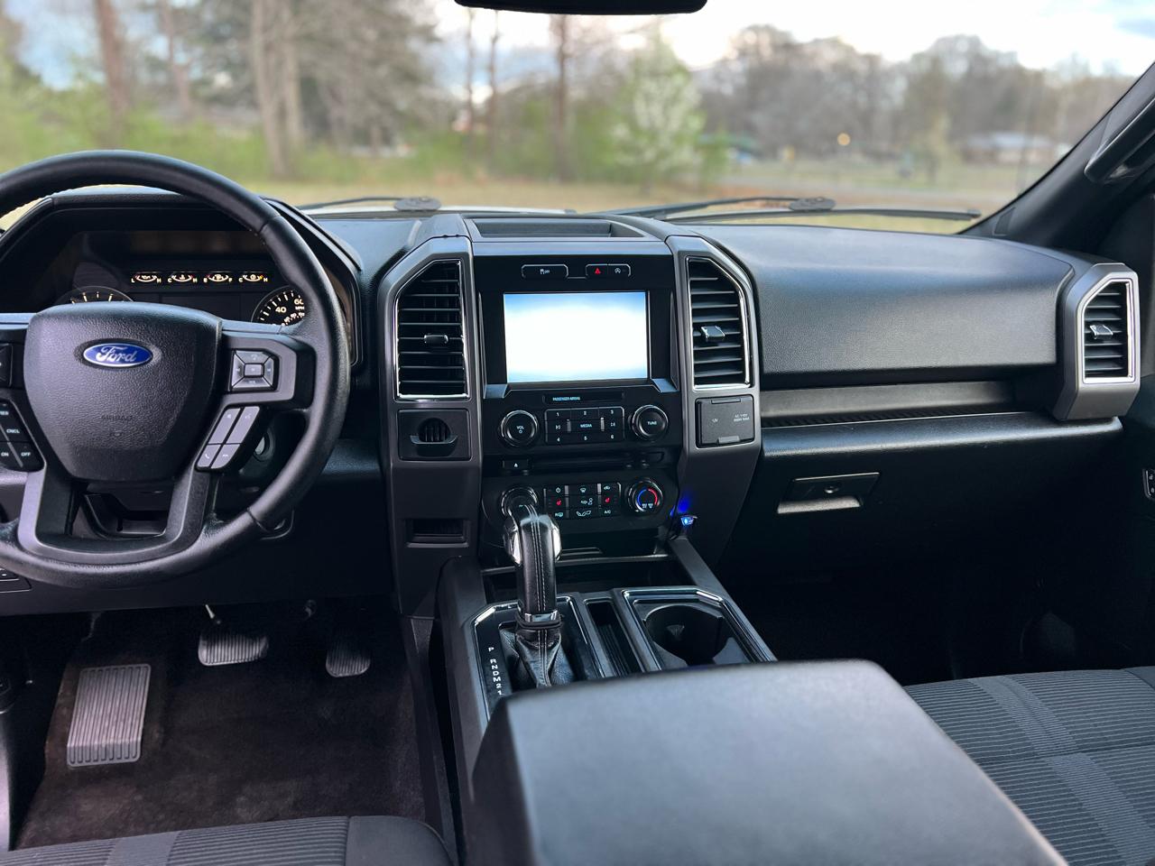 Ford F-150 2WD SuperCab 145" Lariat 2015