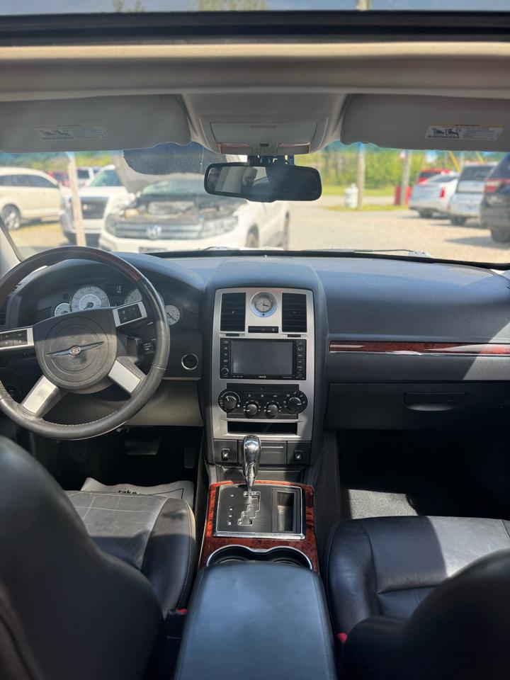 Chrysler 300 4dr Sdn 300C Hemi RWD 2010