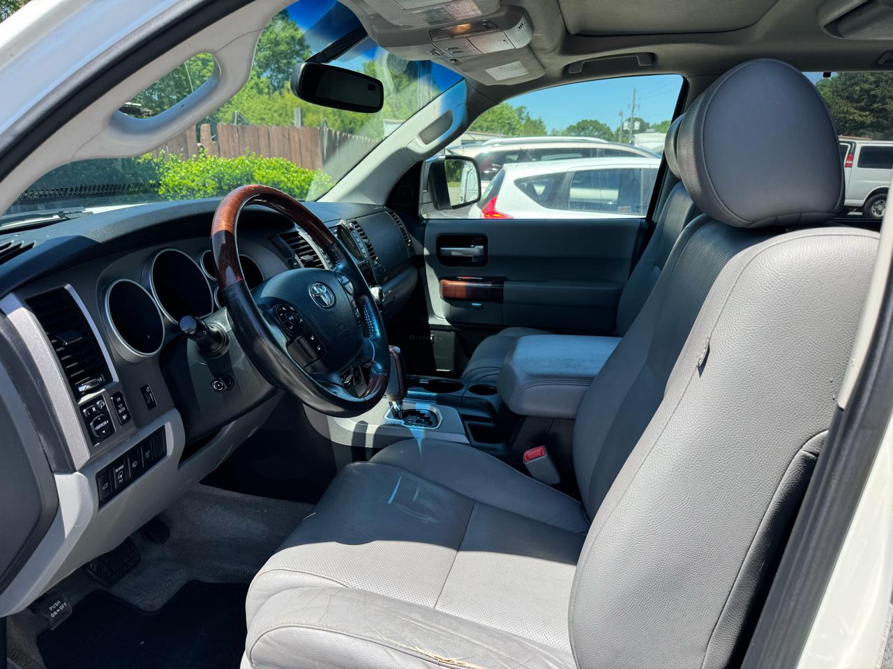 Toyota Sequoia 4WD LV8 FFV 6-Spd AT Platinum (Natl) 2011
