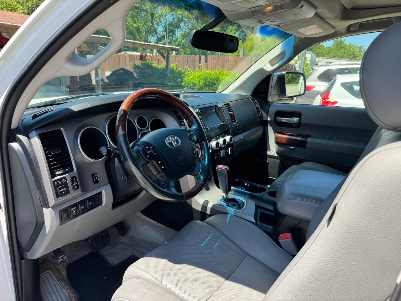 Toyota Sequoia 4WD LV8 FFV 6-Spd AT Platinum (Natl) 2011