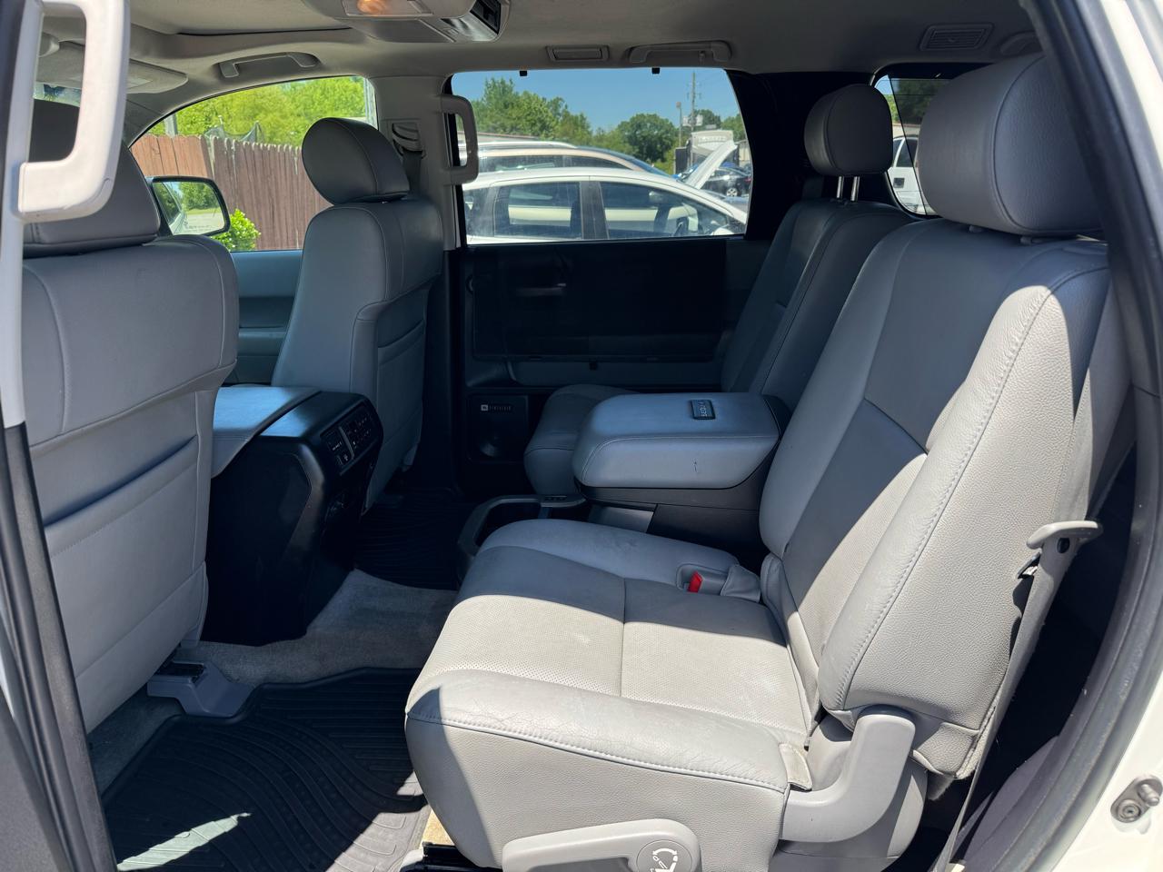 Toyota Sequoia 4WD LV8 FFV 6-Spd AT Platinum (Natl) 2011
