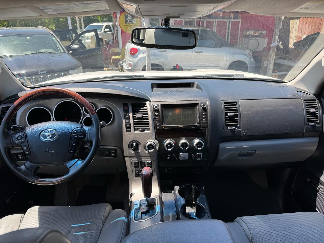 Toyota Sequoia 4WD LV8 FFV 6-Spd AT Platinum (Natl) 2011