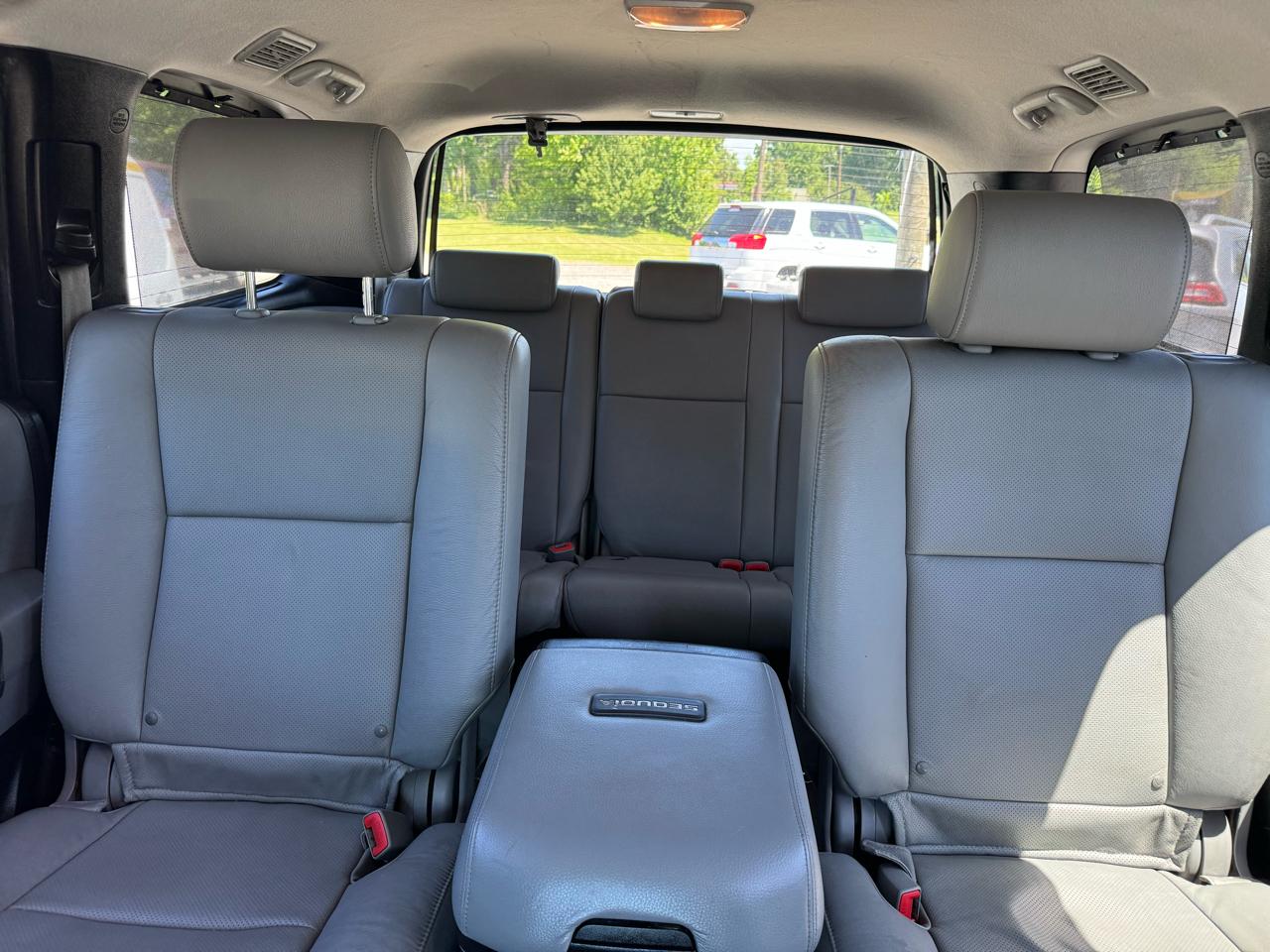 Toyota Sequoia 4WD LV8 FFV 6-Spd AT Platinum (Natl) 2011