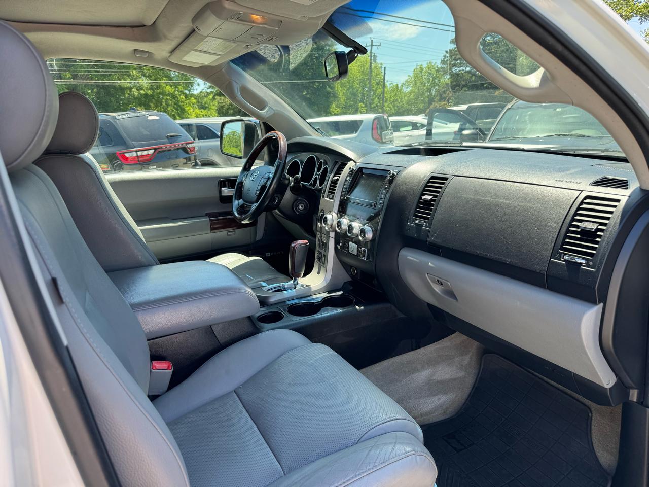 Toyota Sequoia 4WD LV8 FFV 6-Spd AT Platinum (Natl) 2011