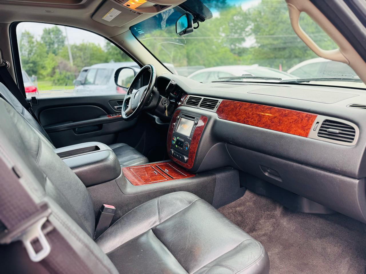 Chevrolet Suburban 4WD 4dr 1500 LTZ 2012