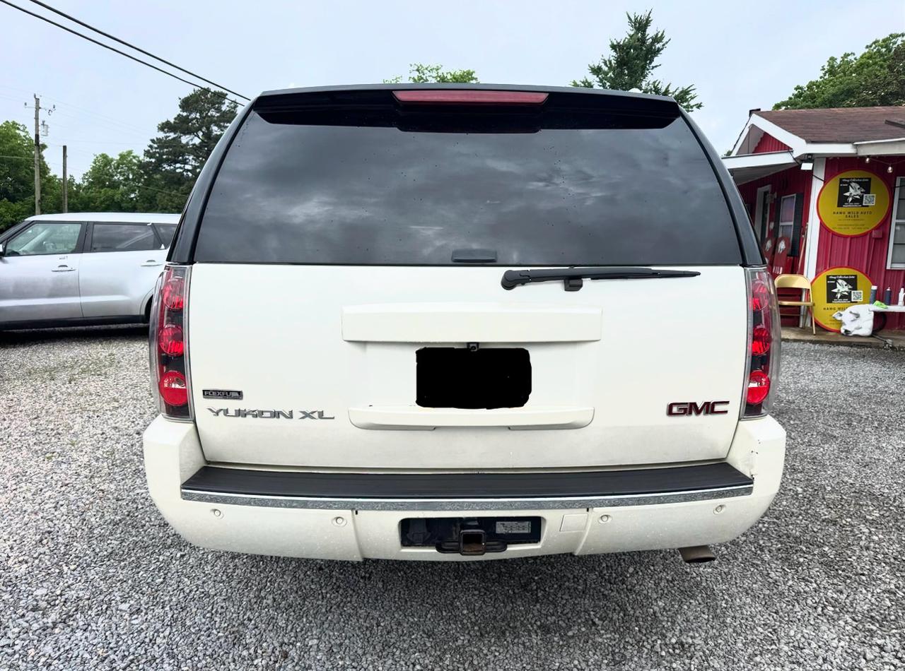 GMC Yukon XL AWD 4dr 1500 Denali 2011