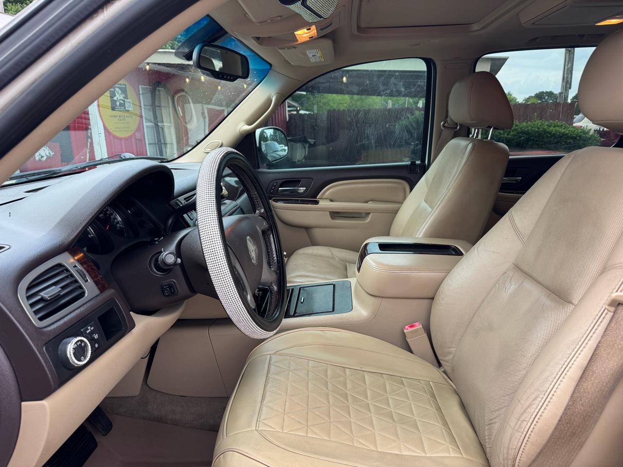 GMC Yukon XL AWD 4dr 1500 Denali 2011
