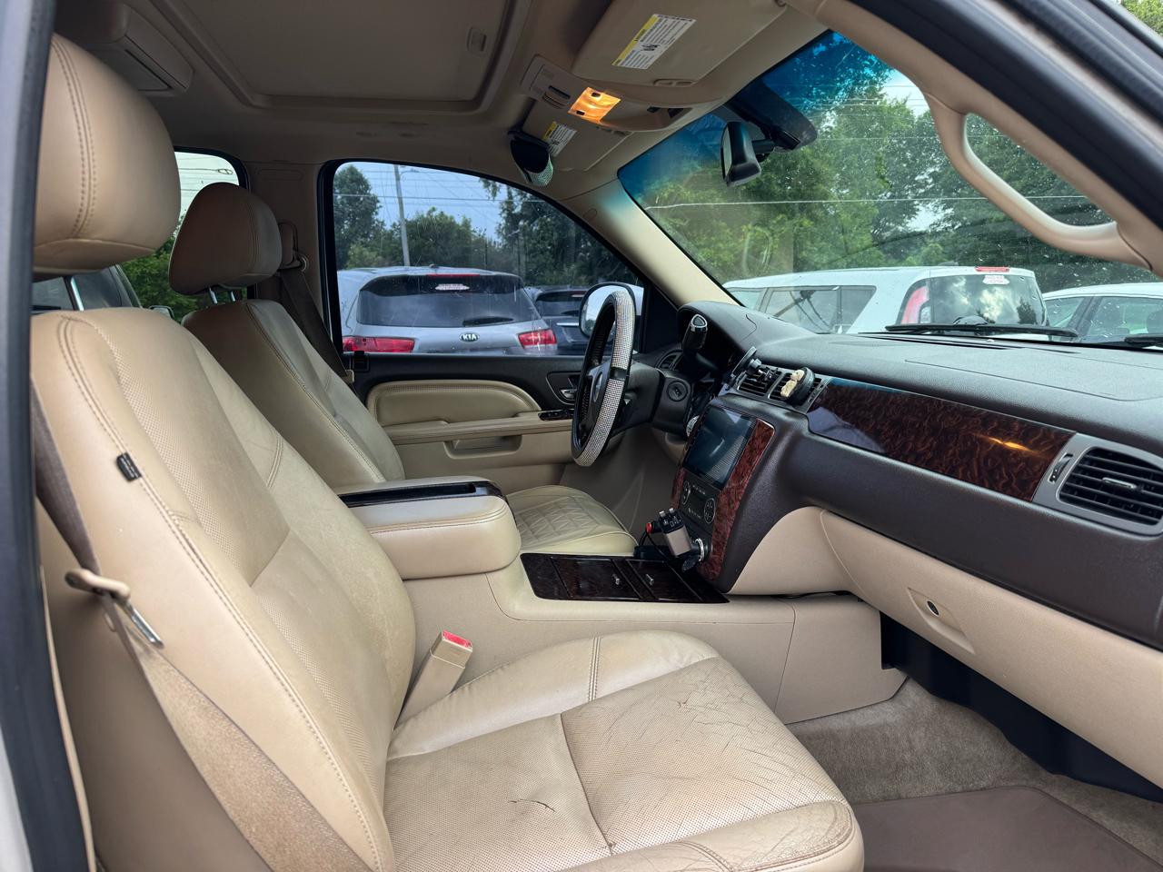 GMC Yukon XL AWD 4dr 1500 Denali 2011