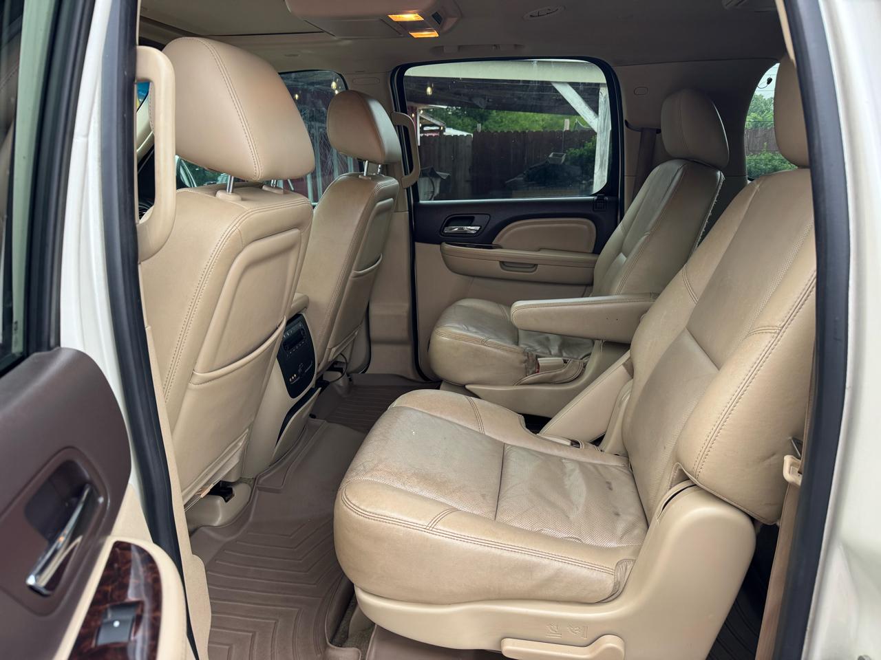 GMC Yukon XL AWD 4dr 1500 Denali 2011