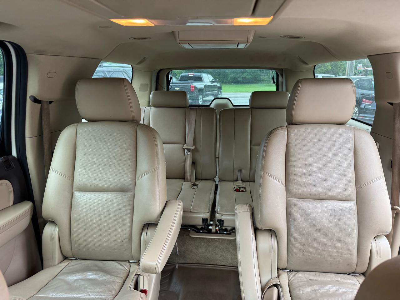 GMC Yukon XL AWD 4dr 1500 Denali 2011