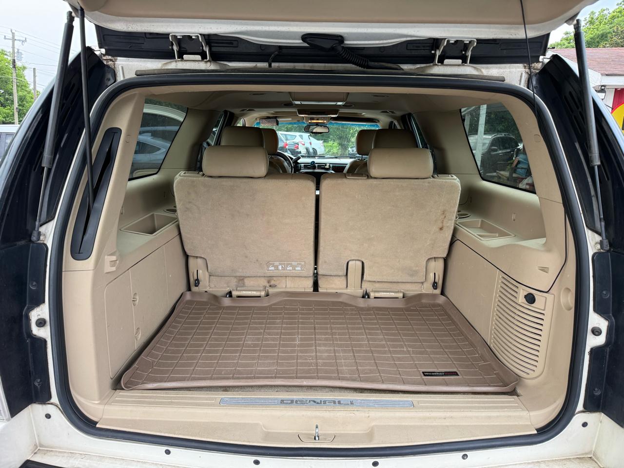 GMC Yukon XL AWD 4dr 1500 Denali 2011