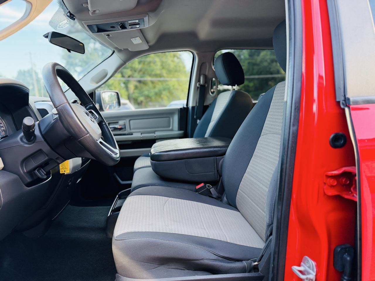 RAM 1500 4WD Crew Cab 140.5" SLT 2011