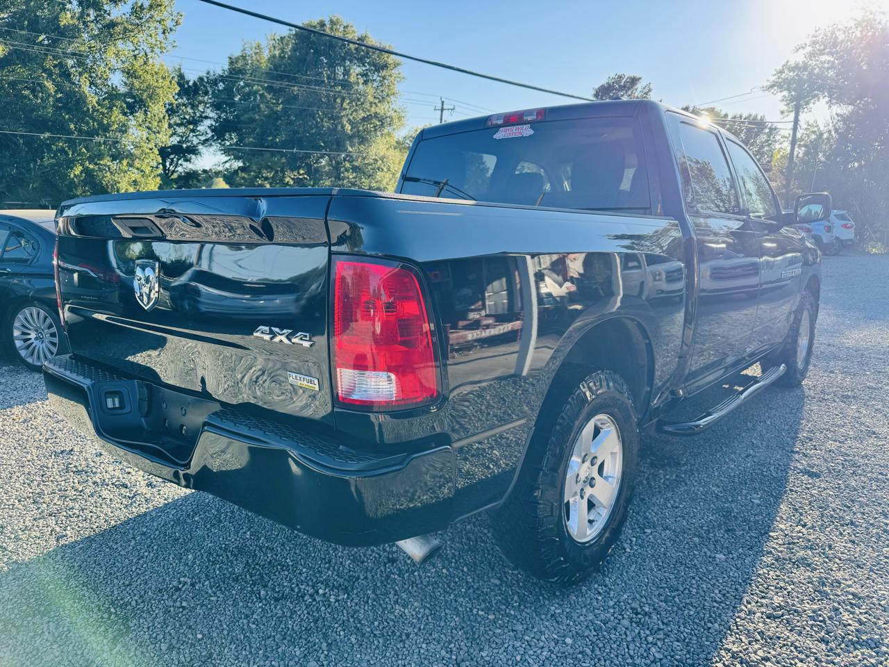 RAM 1500 4WD Crew Cab 140.5" ST 2012