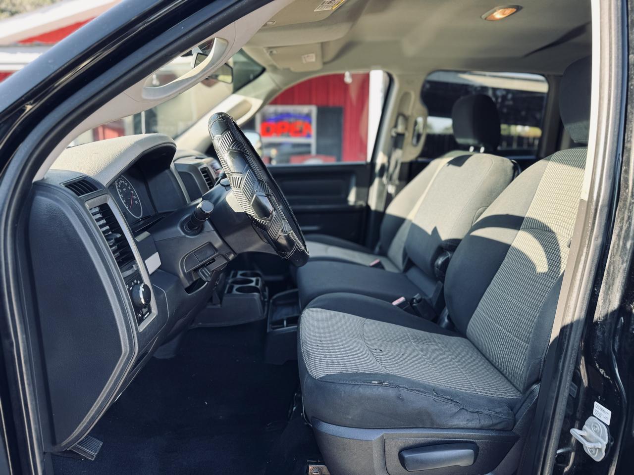 RAM 1500 4WD Crew Cab 140.5" ST 2012