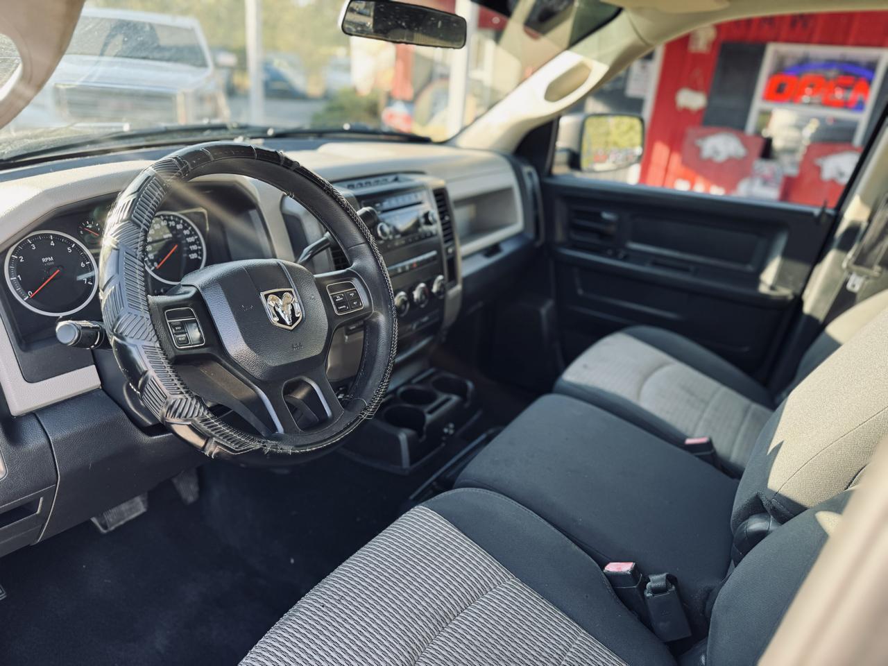 RAM 1500 4WD Crew Cab 140.5" ST 2012