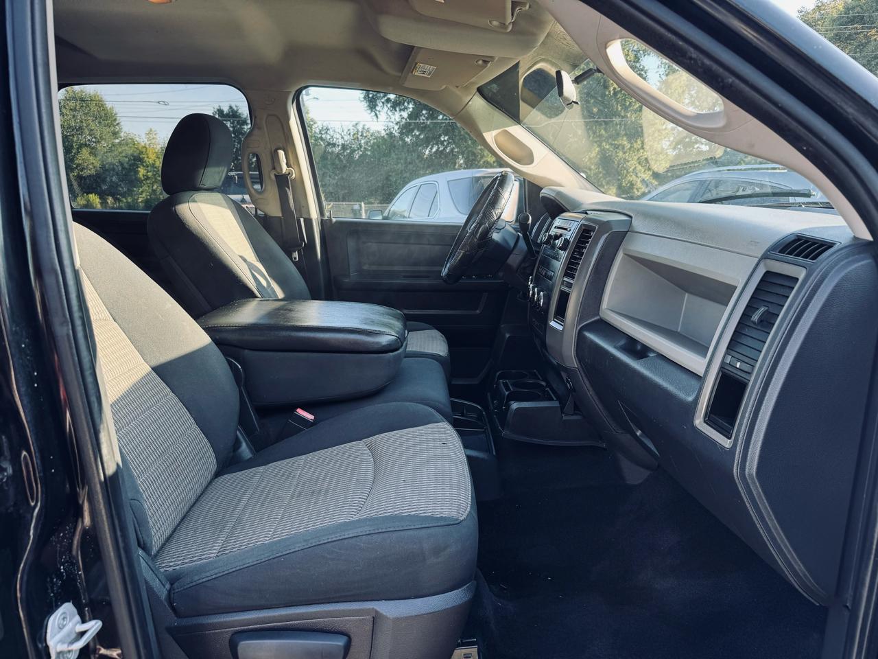 RAM 1500 4WD Crew Cab 140.5" ST 2012
