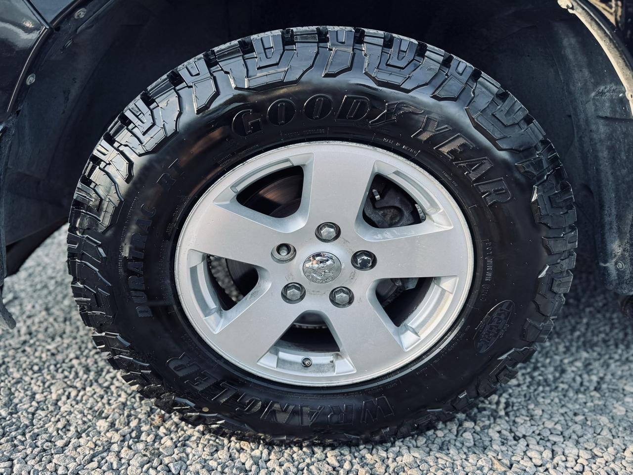 RAM 1500 4WD Crew Cab 140.5" ST 2012
