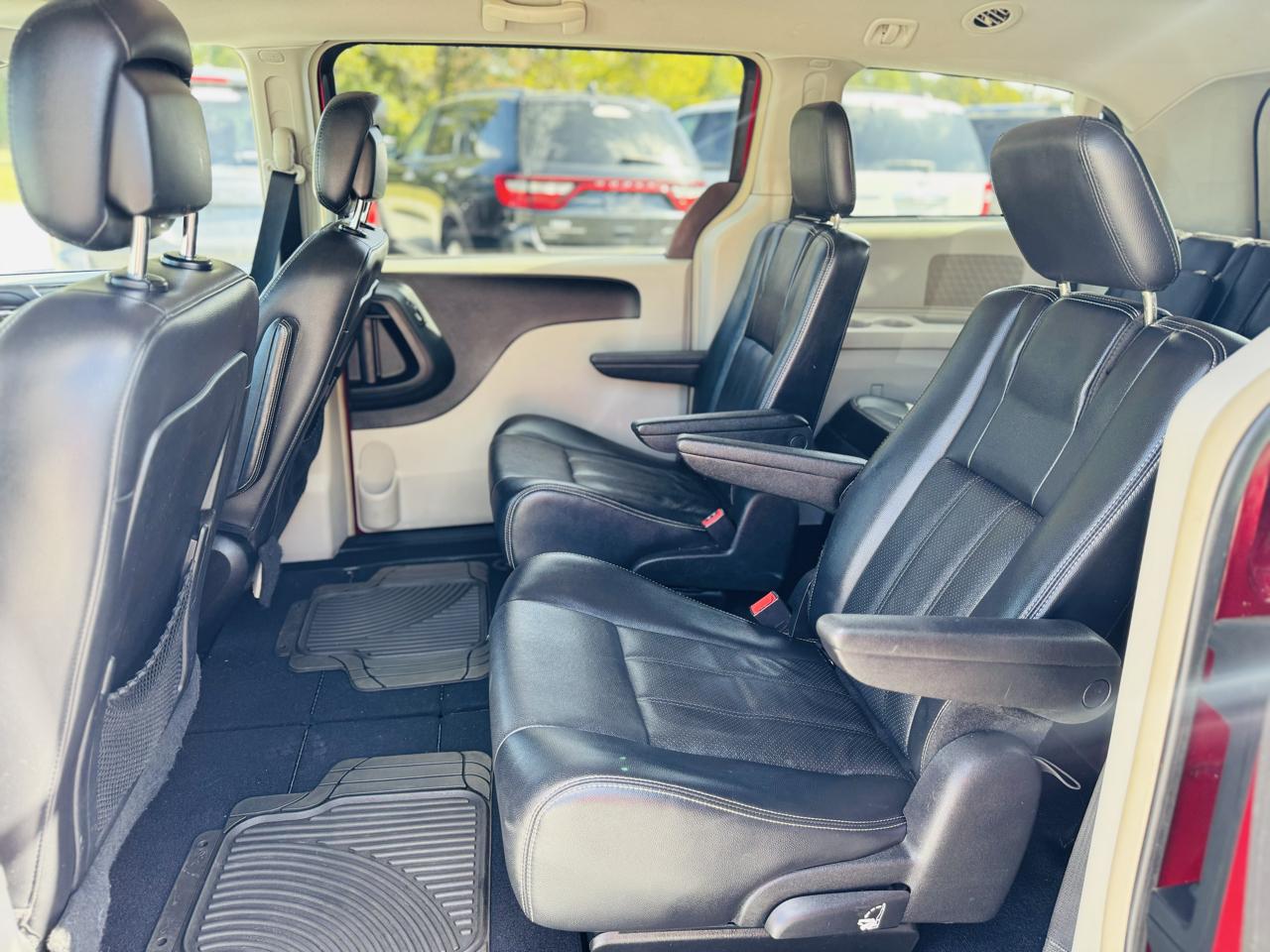 Chrysler Town & Country 4dr Wgn Touring 2012