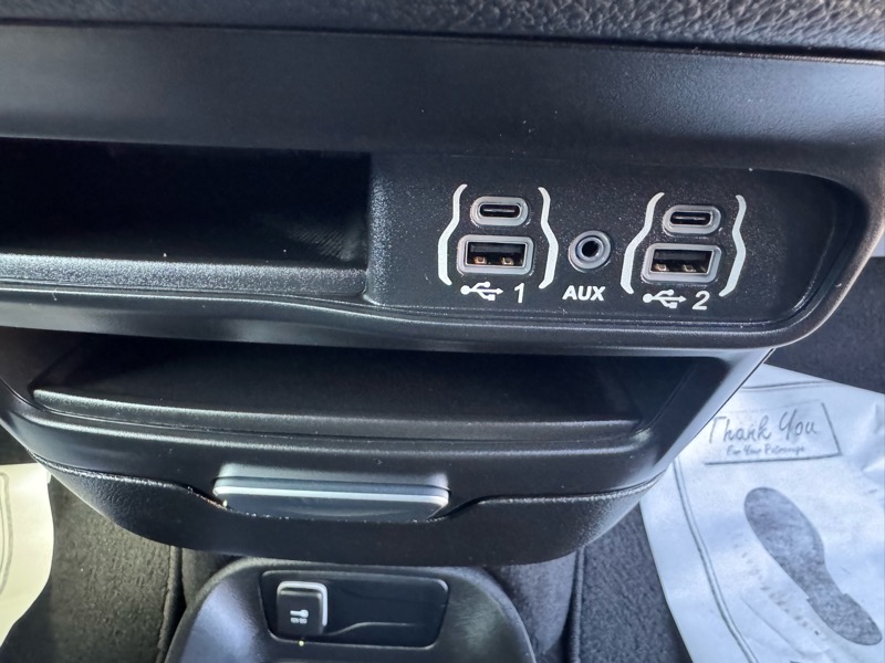 Chrysler Pacifica Touring FWD 2023