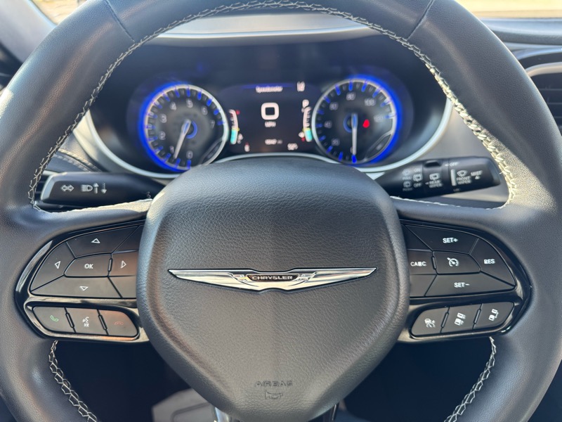 Chrysler Pacifica Touring FWD 2023