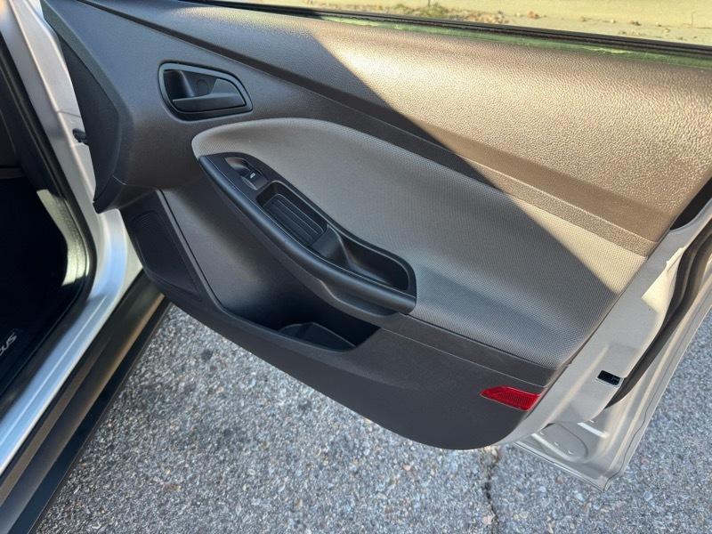 Ford Focus 4dr Sdn S 2014