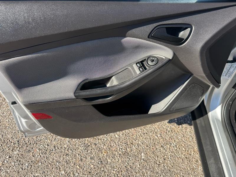 Ford Focus 4dr Sdn S 2014