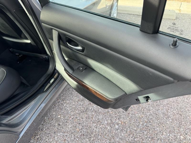 BMW 3 Series 4dr Sdn 328i xDrive AWD SULEV 2011