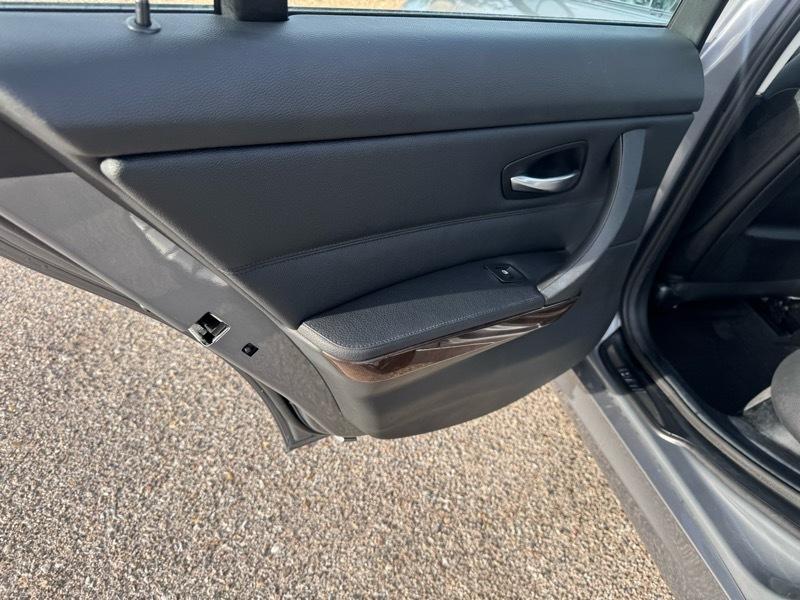 BMW 3 Series 4dr Sdn 328i xDrive AWD SULEV 2011